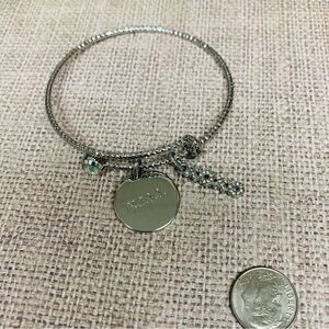 ‎Mary Kay KISS Charm Bracelet